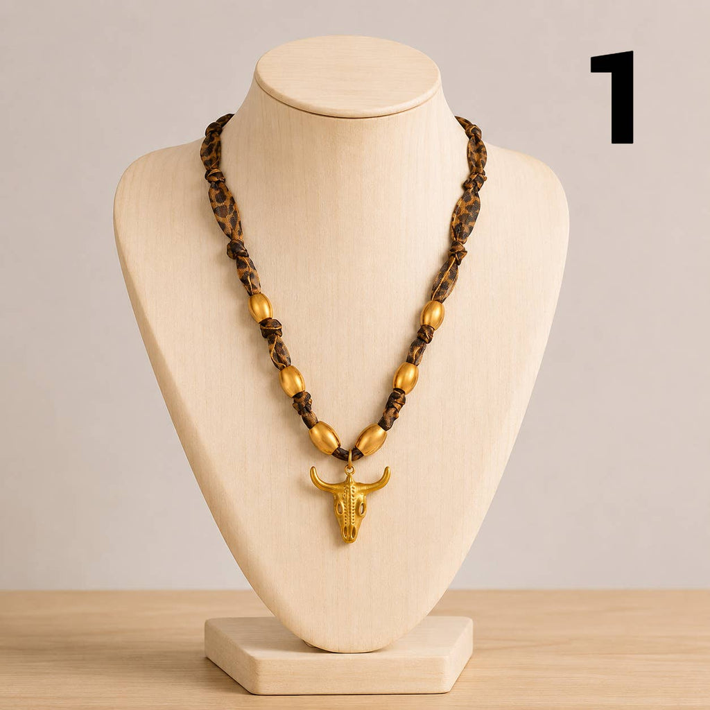 Halskette "Wildwest" — Longhorn auf Leo-Stoff, Gold