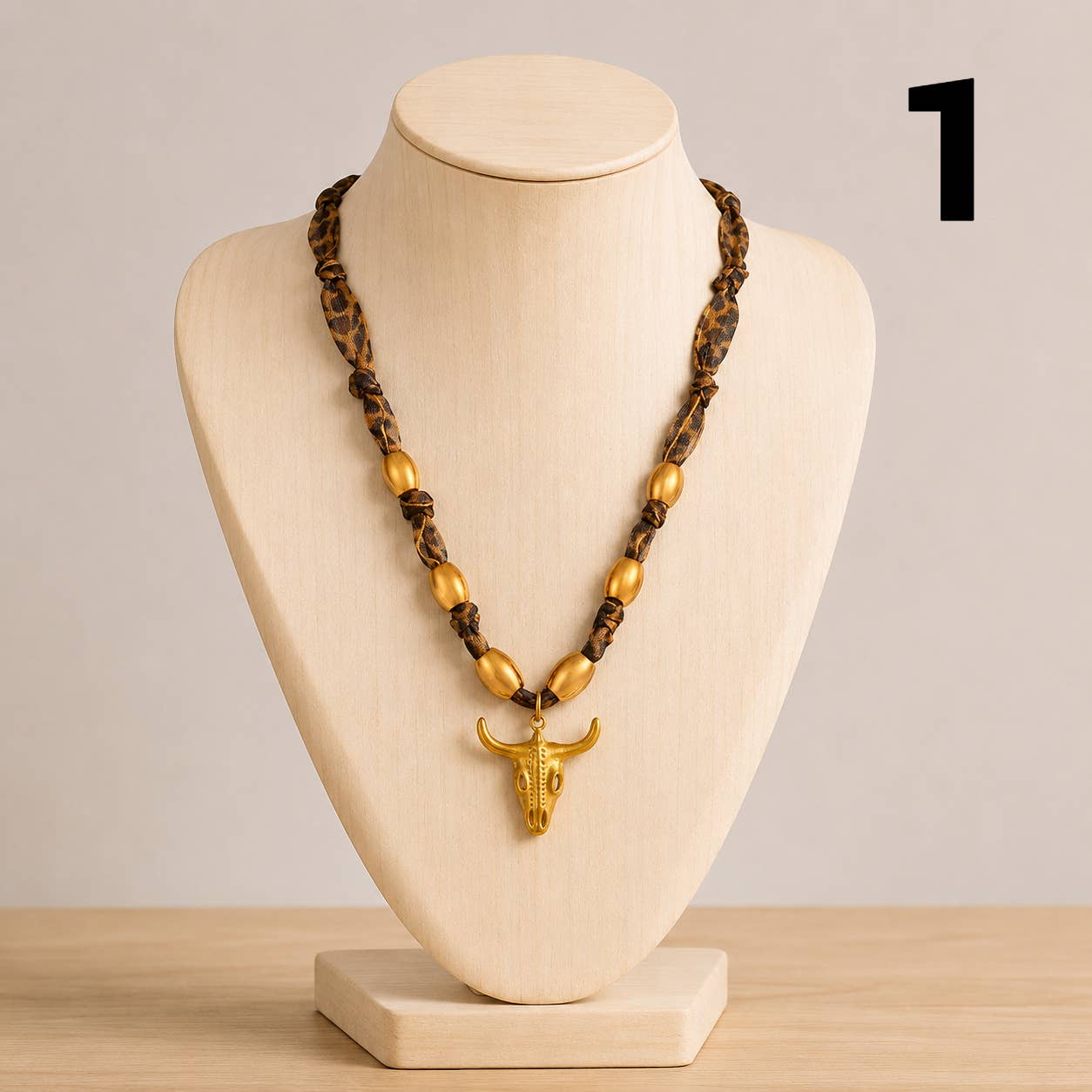 Halskette "Wildwest" — Longhorn auf Leo-Stoff, Gold